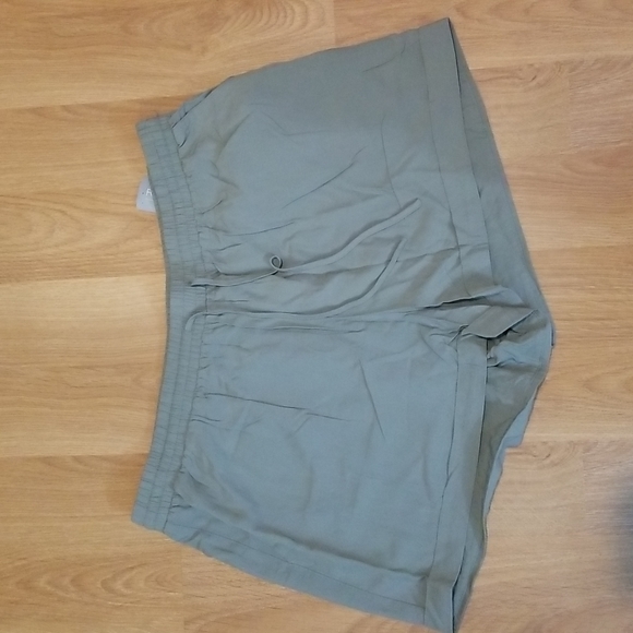 Forever 21 green shorts 1X NWT - Picture 1 of 8